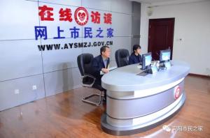 公司董事長、總經(jīng)理?xiàng)钣婪遄隹汀对诰€訪談》欄目